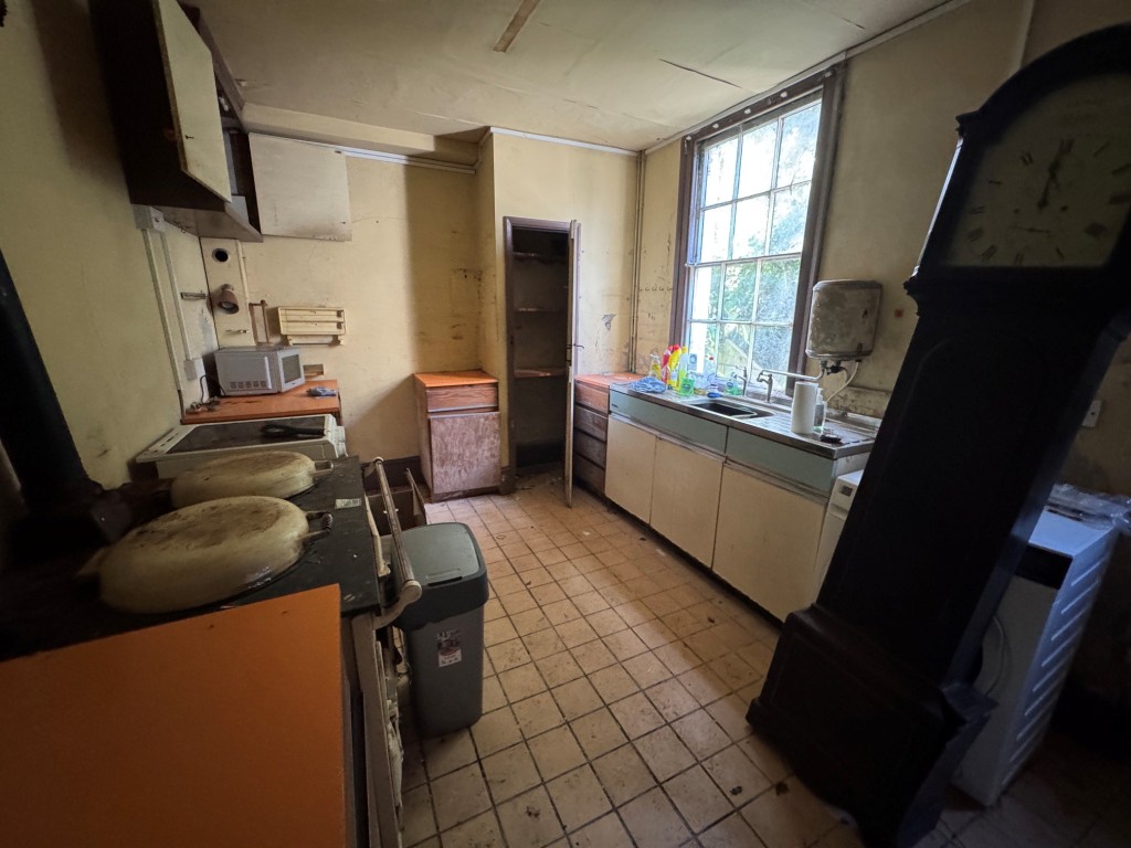 Lot: 128 - DETACHED COTTAGE FOR TOTAL REFURBISHMENT IN POPULAR VILLAGE - Kitchen